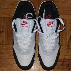 Nike Men's Air Max White and Black with Red Accents (Size 11)